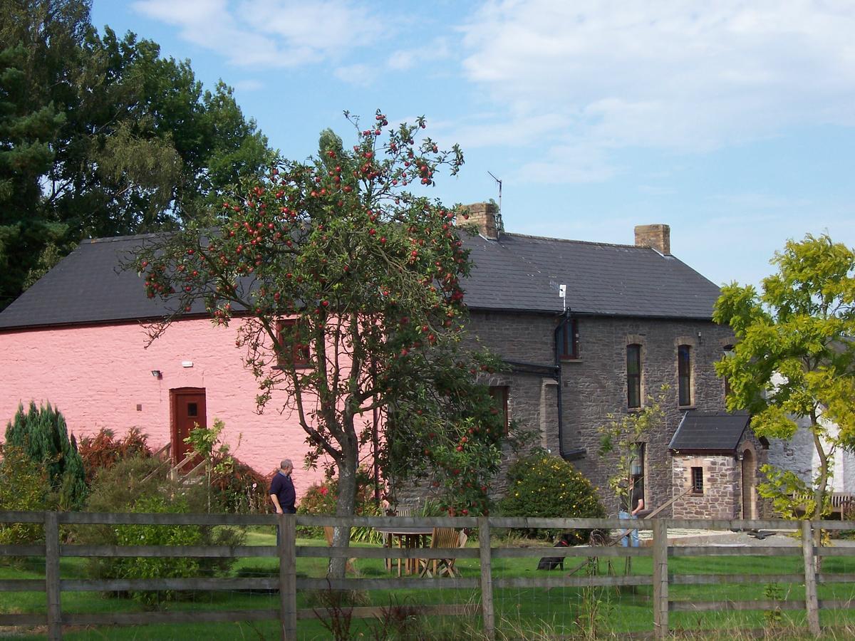 Bed and Breakfast Brynderwen Llangorse Экстерьер фото